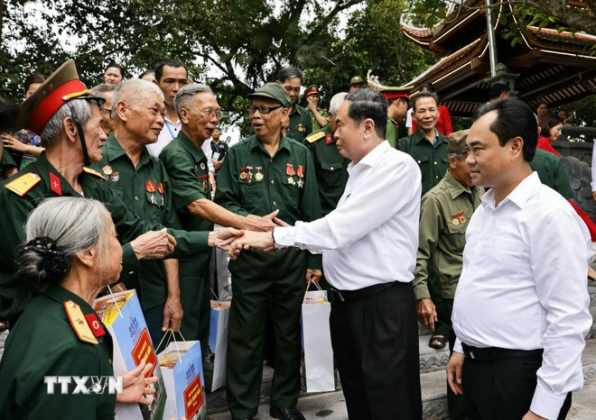 Chủ tịch Quốc hội Trần Thanh Mẫn với gia đình chính sách, người có công với cách mạng tại Khu di tích lịch sử Quốc gia 27/7, tỉnh Thái Nguyên. (Ảnh: Doãn Tấn/TTXVN)