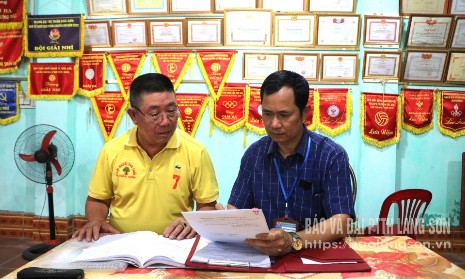 Cán bộ xã Bắc Sơn (bên phải) tuyên truyền đến người dân những mô hình, sáng kiến trong phát triển kinh tế trên địa bàn
