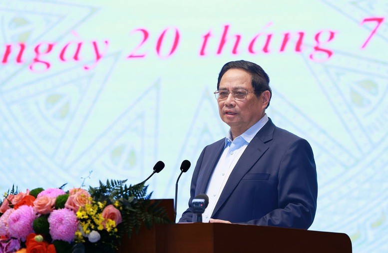 Thủ tướng giao nhiều nhiệm vụ cụ thể cho các bộ, ngành, cơ quan, địa phương, như xây dựng chính sách đãi ngộ đặc biệt với nhân tài, chuyên gia hàng đầu, các tổng công trình sư, kiến trúc sư trưởng để triển khai các hệ thống chiến lược, sáng kiến đột phá - Ảnh: VGP/Nhật Bắc