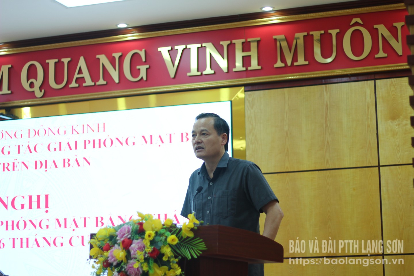 Đồng chí Phùng Quang Hội, Uỷ viên Ban Thường vụ Tỉnh uỷ, Bí thư Đảng uỷ phường Đông Kinh phát biểu tại hội nghị