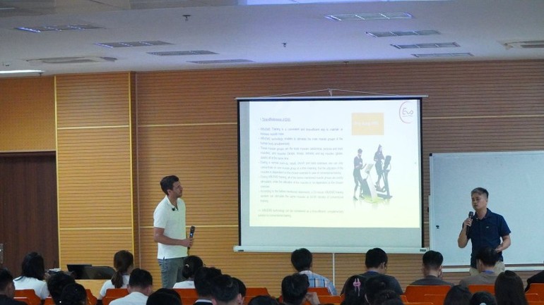 Chuyên gia người Đức, Maik Berger cùng ông Đặng Thanh Hải -Trưởng ban Truyền thông Liên đoàn Cử tạ-Thể hình Việt Nam chia sẻ về những chấn thương thường gặp trong tập luyện và cách phòng, chống tại một buổi học.
