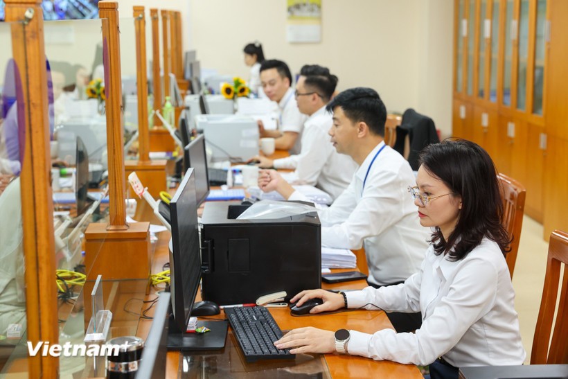 Cán bộ Trung tâm Phục vụ hành chính công chuẩn bị mọi nguồn lực để thực hiện cải cách hành chính. (Ảnh: Minh Sơn/Vietnam+)