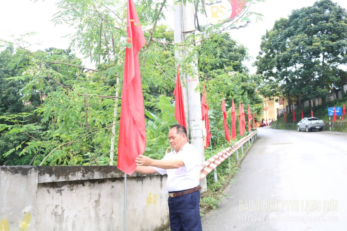 Đảng viên Đảng bộ xã Bình Gia chỉnh trang cờ trên đường phố chào mừng Đại hội đại biểu Đảng bộ xã nhiệm kỳ 2025-2030