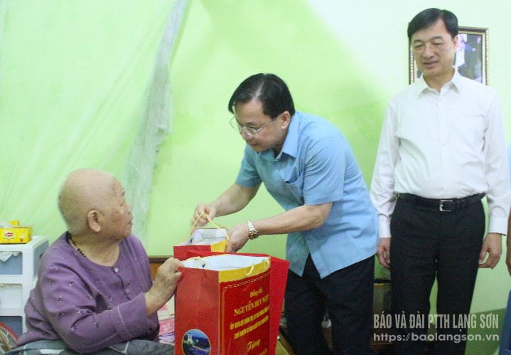 Đồng chí Hoàng Văn Nghiệm, Bí thư Tỉnh uỷ, Trưởng Đoàn đại biểu Quốc hội tỉnh tặng quà cho Mẹ Việt Nam anh hùng Nguyễn Thị Kim