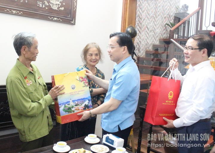 Đồng chí Hoàng Văn Nghiệm, Bí thư Tỉnh uỷ, Trưởng Đoàn đại biểu Quốc hội tỉnh tặng quà ông Hà Văn Uyên