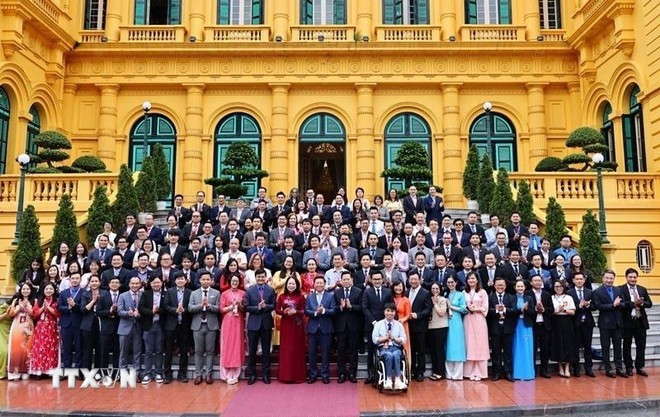Phó Chủ tịch nước Võ Thị Ánh Xuân chụp ảnh chung với đại biểu tham dự Diễn đàn Trí thức trẻ Việt Nam toàn cầu lần thứ 6, năm 2025. (Ảnh: Minh Đức/TTXVN)