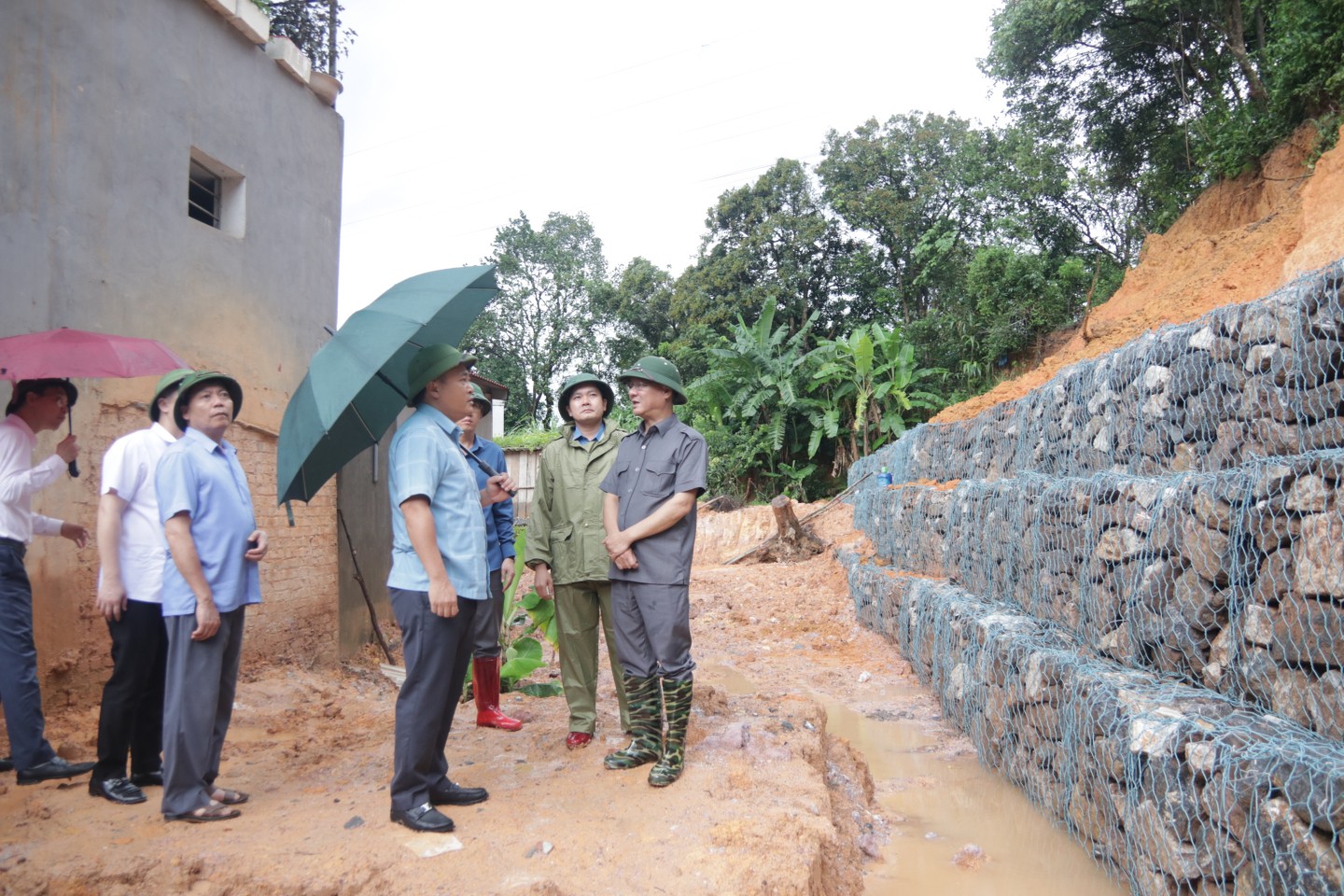 Đoàn công tác kiểm tra công trình kè chống sạt lở tại khu Cầu Lấm, xã Lộc Bình