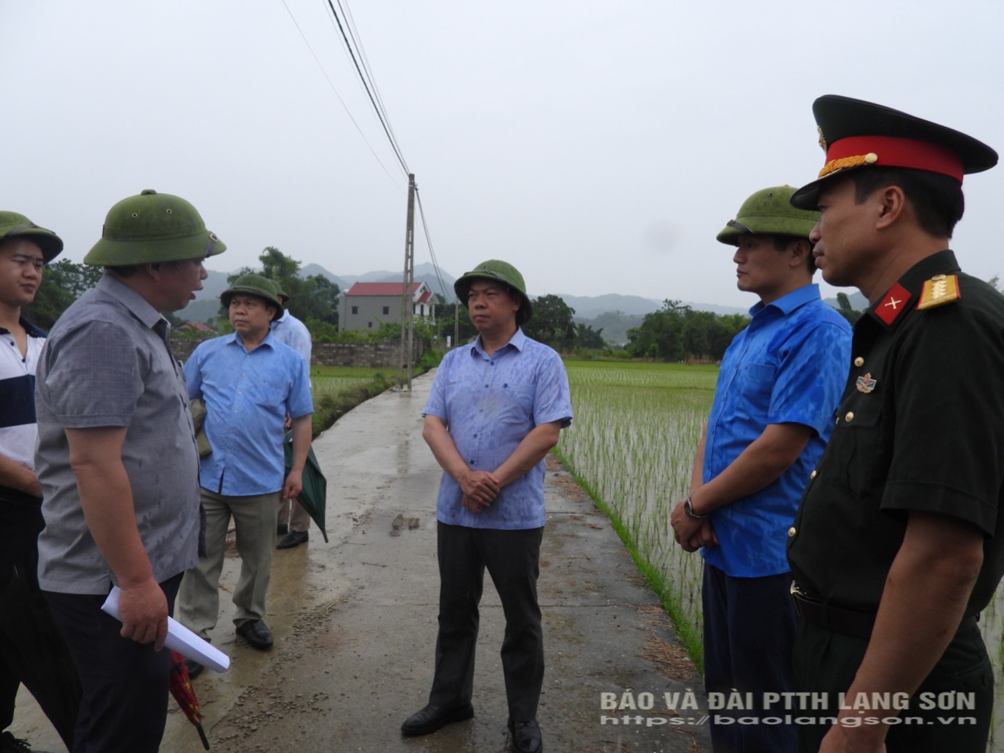 Đồng chí Phó Chủ tich UBND tỉnh kiểm tra một khu vực thường xuyên ngập lụt tại xã Thất Khê