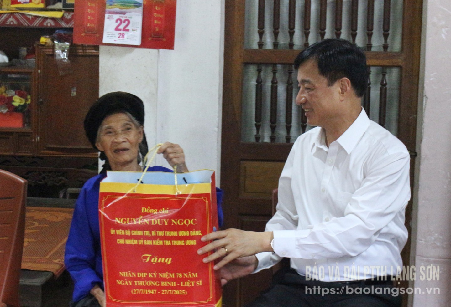 Đồng chí Nguyễn Duy Ngọc, Ủy viên Bộ Chính trị, Bí thư Trung ương Đảng, Chủ nhiệm Ủy ban Kiểm tra Trung ương trao quà cho bà Dương Thị Băng