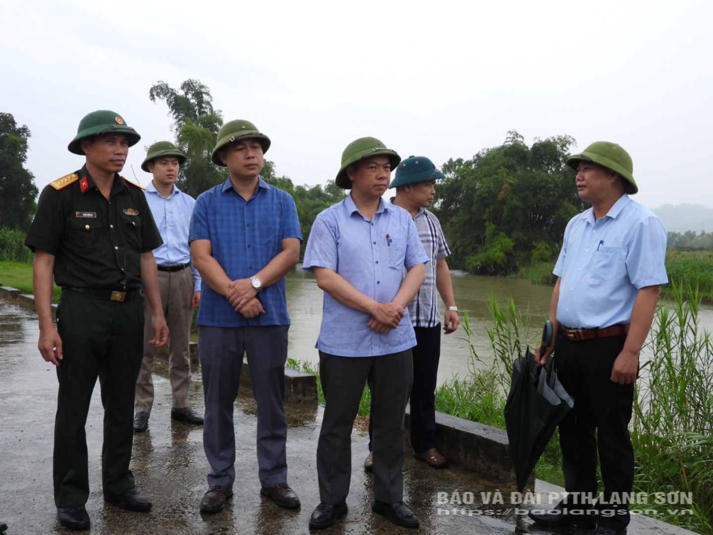 Đồng chí Phó Chủ tịch UBND tỉnh kiểm tra thực tế khu vực ngập lụt sâu tại xã Tràng Định (thuộc xã Hùng Sơn cũ)
