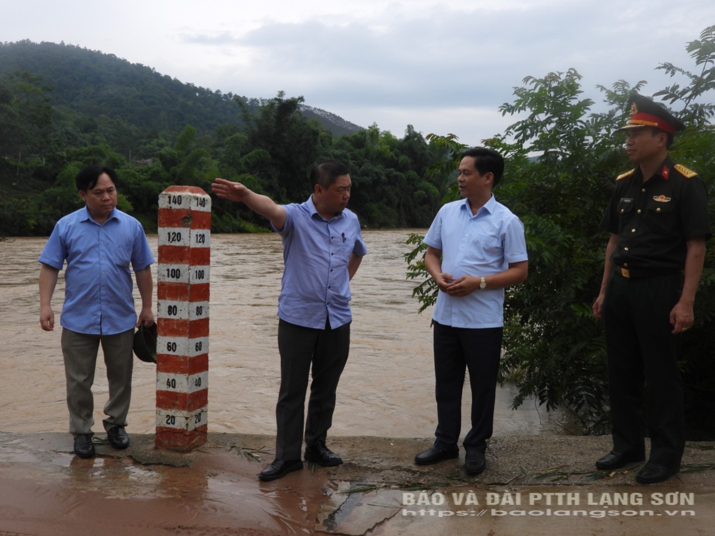 Đồng chí Phó Chủ tịch kiểm tra một vị trí ngầm tràn tại xã Na Sầm