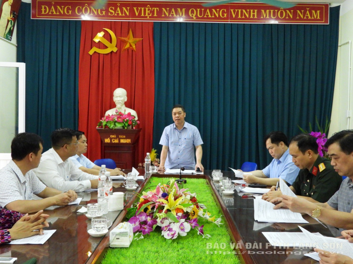 Đồng chí Phó Chủ tịch UBND tỉnh phát biểu kết luận tại buổi kiểm tra và làm việc với xã Na Sầm công tác ứng phó bão số 3
