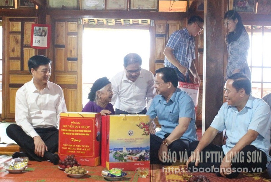 Đồng chí Nguyễn Duy Ngọc, Ủy viên Bộ Chính trị, Bí thư Trung ương Đảng, Chủ nhiệm Ủy ban Kiểm tra Trung ương và các đồng chí lãnh đạo tỉnh trao quà cho bà Dương Thị Em