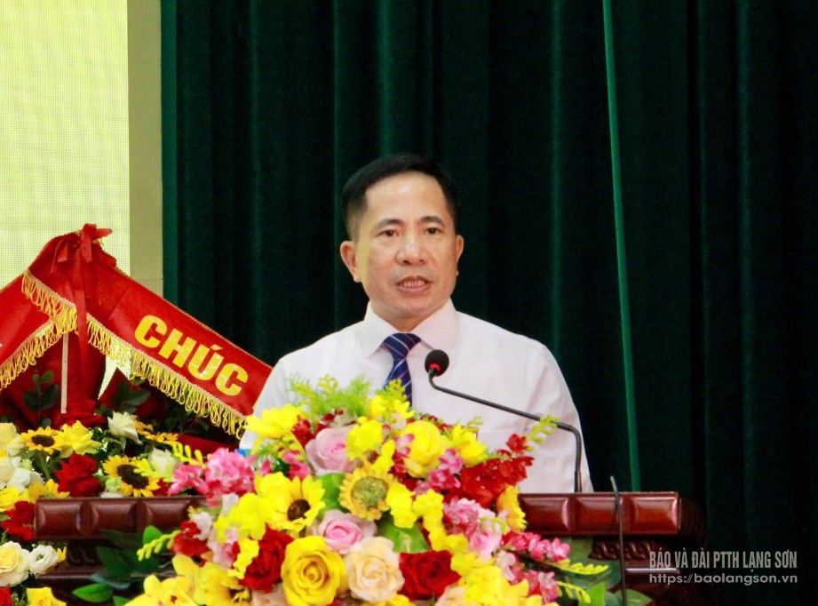 Đồng chí Nguyễn Văn Trường, Tỉnh ủy viên, Phó Chủ tịch HĐND tỉnh, Bí thư Đảng ủy xã Na Sầm phát biểu tại đại hội