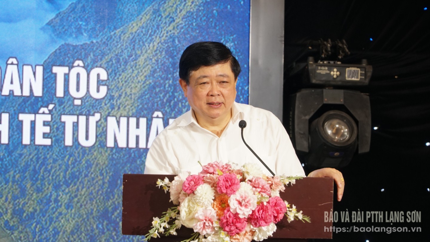 Giảng viên Hội đồng Lý luận phê bình văn học nghệ thuật Trung ương trao đổi các nội dung trong chương trình tập huấn
