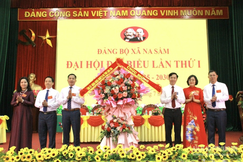 Đồng chí Nguyễn Hoàng Tùng, Uỷ viên Ban Thường vụ Tỉnh ủy, Chủ tịch Uỷ ban MTTQ tỉnh tặng hoa chúc mừng đại hội