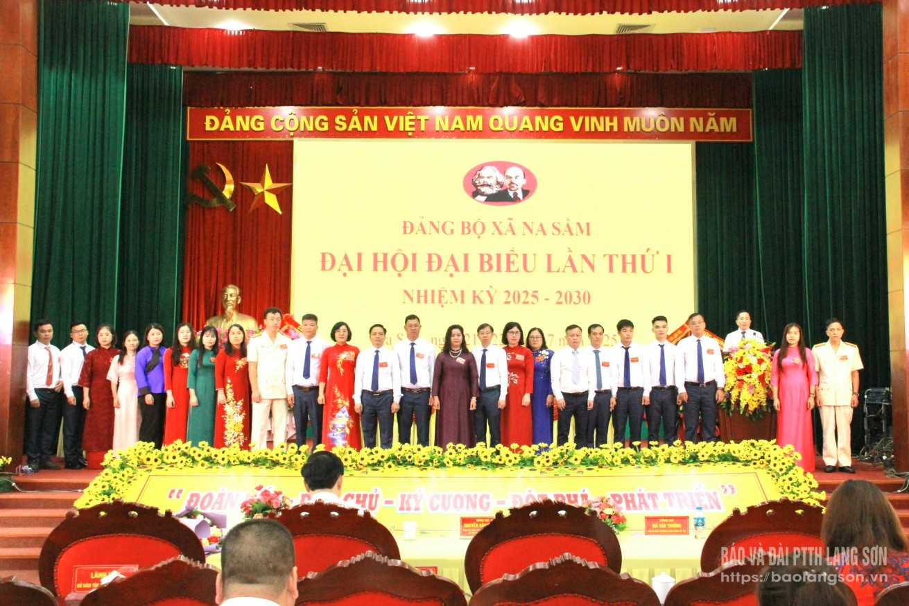 Ban Chấp hành Đảng bộ xã Na Sầm khóa mới ra mắt đại hội