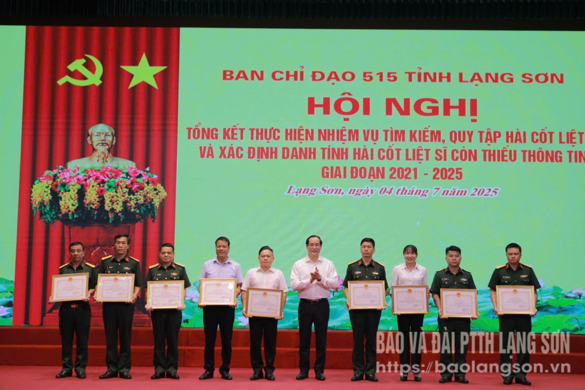 Lãnh đạo UBND tỉnh trao bằng khen của Chủ tịch UBND tỉnh cho các tập thể, cá nhân có thành tích xuất sắc trong thực hiện nhiệm vụ tìm kiếm, quy tập hài cốt liệt sĩ và xác định hài cốt liệt sĩ còn thiếu thông tin giai đoạn 2021 - 2025