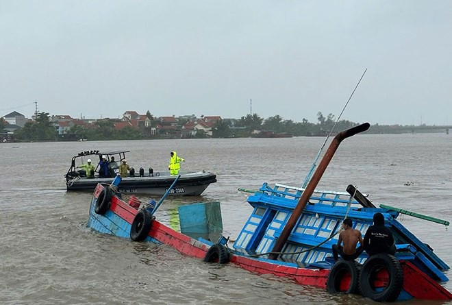 9 ngư dân được cán bộ, chiến sĩ thuộc Thủy đoàn 1 ứng cứu kịp thời