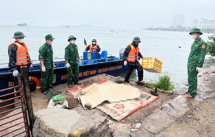 Lực lượng biên phòng đưa thi thể nạn nhân trôi dạt trên vịnh Hạ Long về bờ để tiếp tục xác minh danh tính, tìm người thân