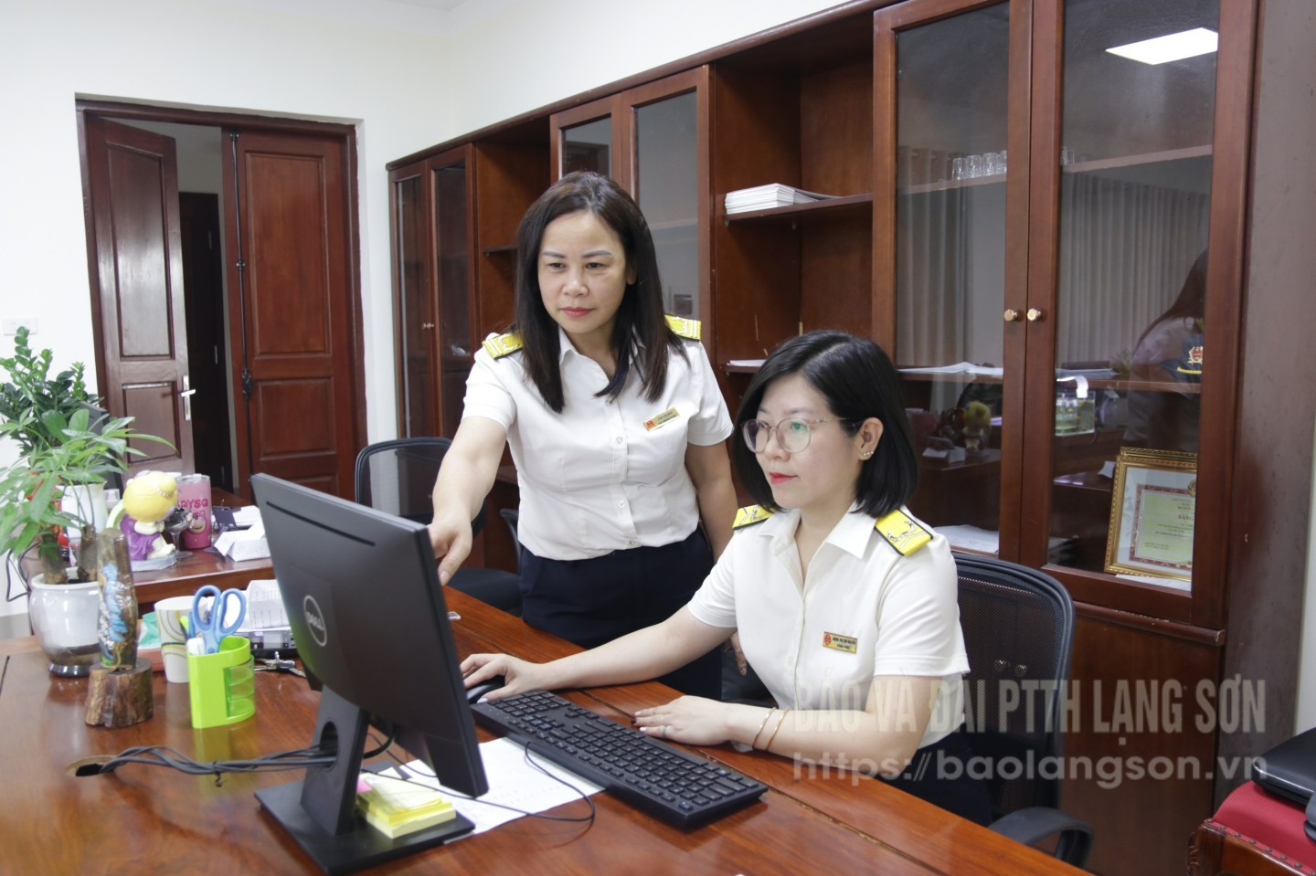 Cán bộ thuế tỉnh rà soát các nguồn thu, khoản nợ thuế trên địa bàn