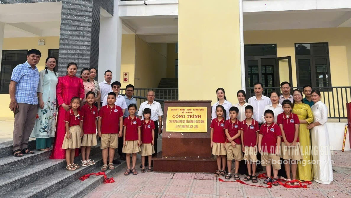 Các đại biểu tham dự lễ khánh thành Trường Tiểu học và THCS Yên Vượng - công trình chào mừng Đại hội Đảng bộ xã Cai Kinh nhiệm kỳ 2025 - 2030