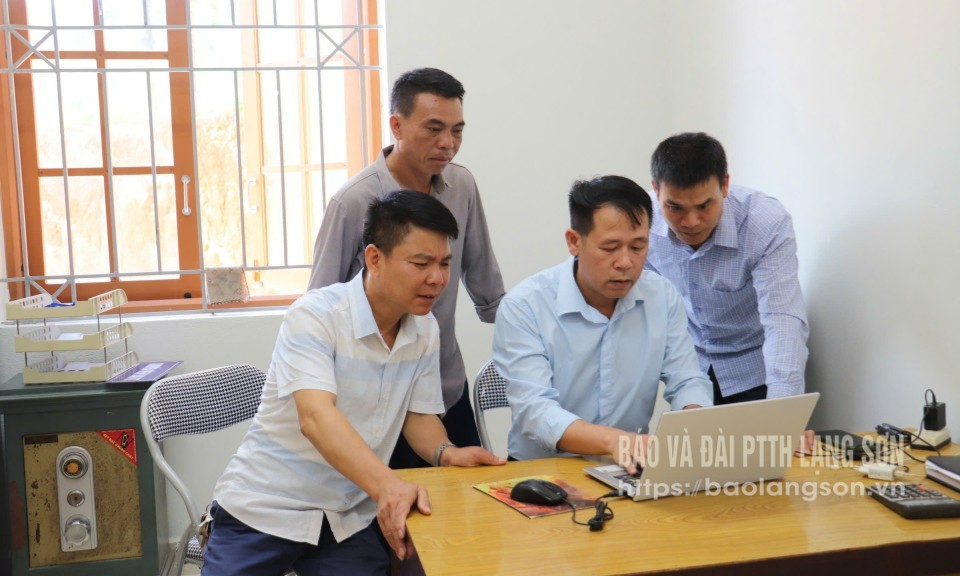 Cán bộ, công chức xã Thái Bình trao đổi chuyên môn nghiệp vụ