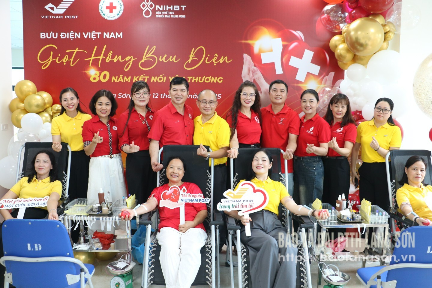 Lãnh đạo Bưu điện tỉnh và tình nguyện viên tham gia hiến máu tại Ngày hội hiến máu tình nguyện năm 2025
