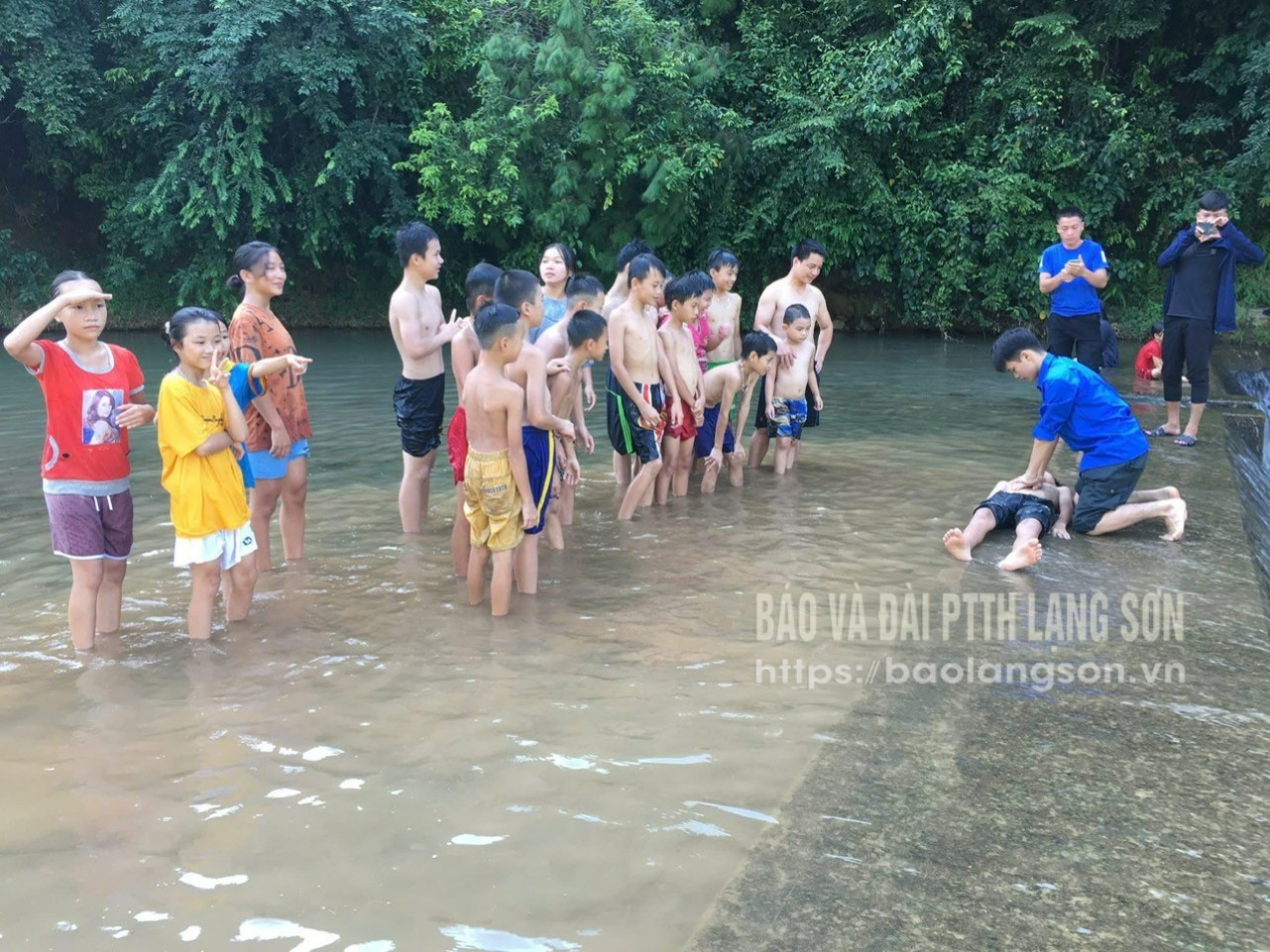 Thiếu nhi xã Công Sơn được hướng dẫn kỹ năng sơ cấp cứu trong trường hợp đuối nước
