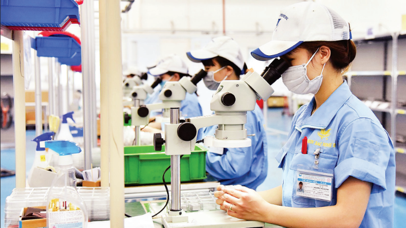Công nhân sản xuất linh kiện cơ khí tại Công ty TNHH Fujikin Bắc Ninh (Khu công nghiệp VSIP, tỉnh Bắc Ninh). (Ảnh: NGUYỄN ĐĂNG)