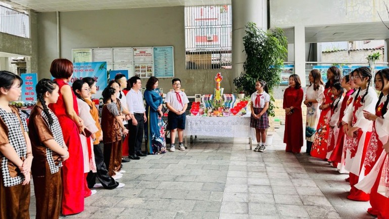 Thầy và trò Trường tiểu học An Hòa, phường Cầu Giấy, thành phố Hà Nội trong chương trình Ngày sách và Văn hóa đọc Việt Nam năm 2025. (Ảnh: THU HUYỀN)