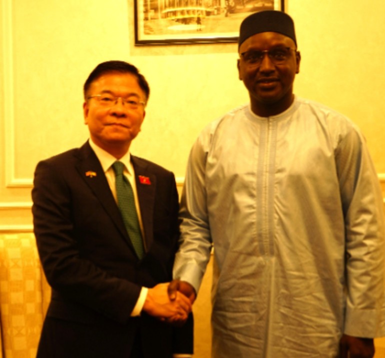 Phó Thủ tướng Lê Thành Long làm việc với Bộ trưởng Bộ Thủy lợi và Nước sạch Senegal Cheikh Tidiane Dieye thảo luận về những nội dung hợp tác về thủy lợi và quản lý nguồn nước.