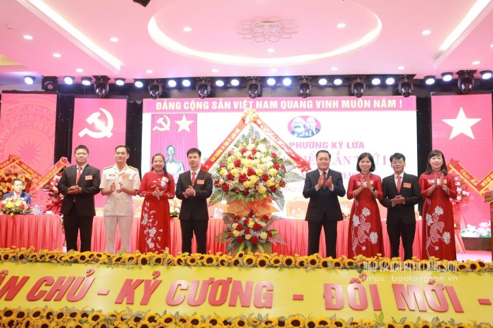 Đồng chí Hồ Tiến Thiệu, Phó Bí thư Tỉnh uỷ, Chủ tịch UBND tỉnh tặng hoa chúc mừng đại hội
