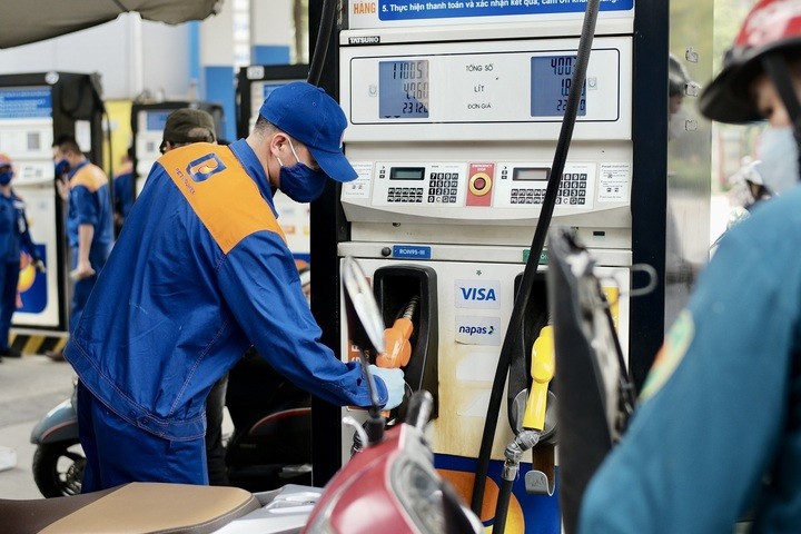 Giá xăng dầu ngày mai dự báo có thể tăng, giảm trái chiều. (Ảnh minh họa: Công Hiếu)