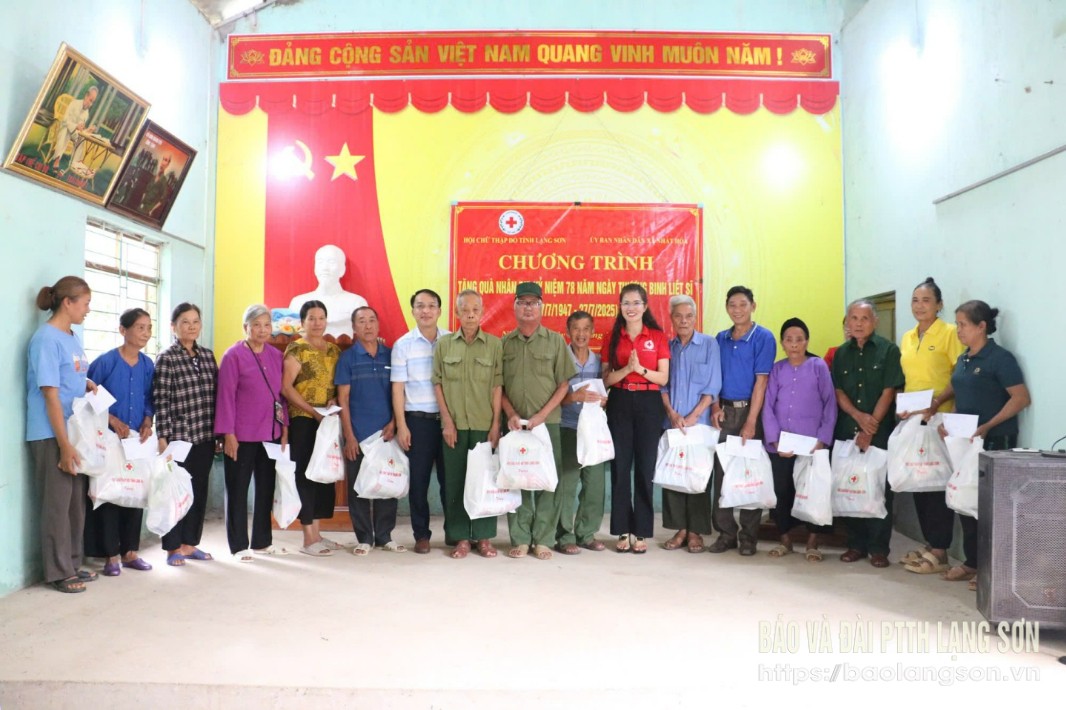 Lãnh đạo Hội Chữ thập đỏ tỉnh và UBND xã Nhất Hòa trao tặng quà cho các hộ là thương, bệnh binh, người nhiễm chất độc da cam/dioxin, người nghèo, người khuyết tật của xã Nhất Hòa