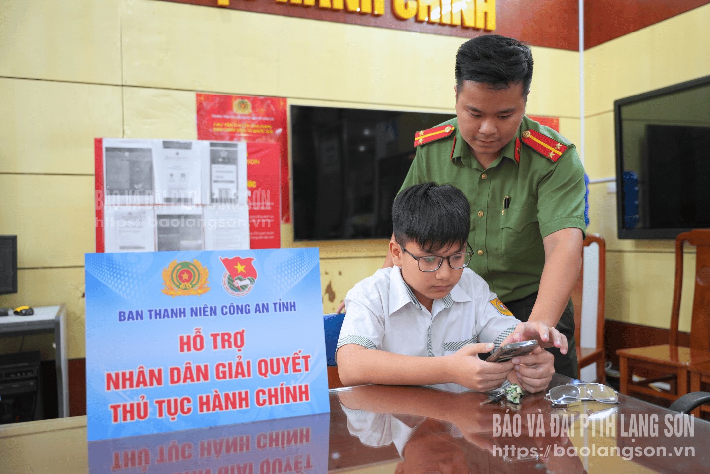 Cán bộ Ban Thanh niên Công an tỉnh hỗ trợ làm thủ tục cấp thẻ căn cước cho công dân dưới 14 tuổi