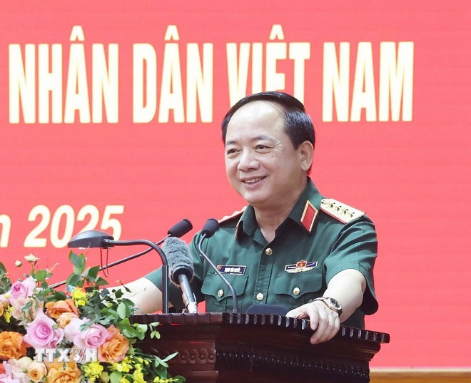 Đại tướng Trịnh Văn Quyết, Bí thư Trung ương Đảng, Ủy viên Thường vụ Quân ủy Trung ương, Chủ nhiệm Tổng cục Chính trị Quân đội nhân dân Việt Nam, trình bày báo cáo. (Ảnh: Thống Nhất/TTXVN)