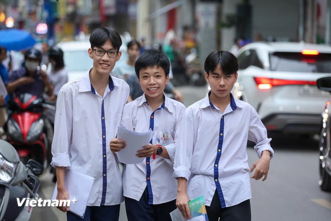 Các thí sinh thi theo chương trình mới rạng rỡ kết thúc kỳ thi THPT 2025. (Ảnh: Hoài Nam/Vietnam+)