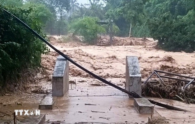 Cầu dân sinh vào bản Nhôn Mai, xã Nhôn Mai, Nghệ An bị lũ cuốn trôi khiến 200 hộ dân bị cô lập. (Ảnh: TTXVN phát)