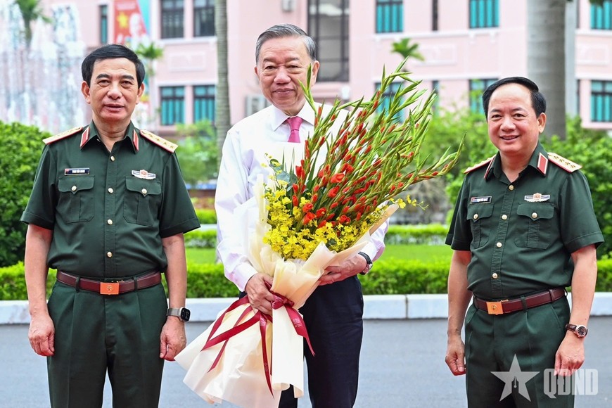 Đại tướng Phan Văn Giang và Đại tướng Trịnh Văn Quyết tặng hoa Tổng Bí thư Tô Lâm, Bí thư Quân ủy Trung ương nhân dịp đồng chí đến thăm, làm việc với Tổng cục Chính trị.