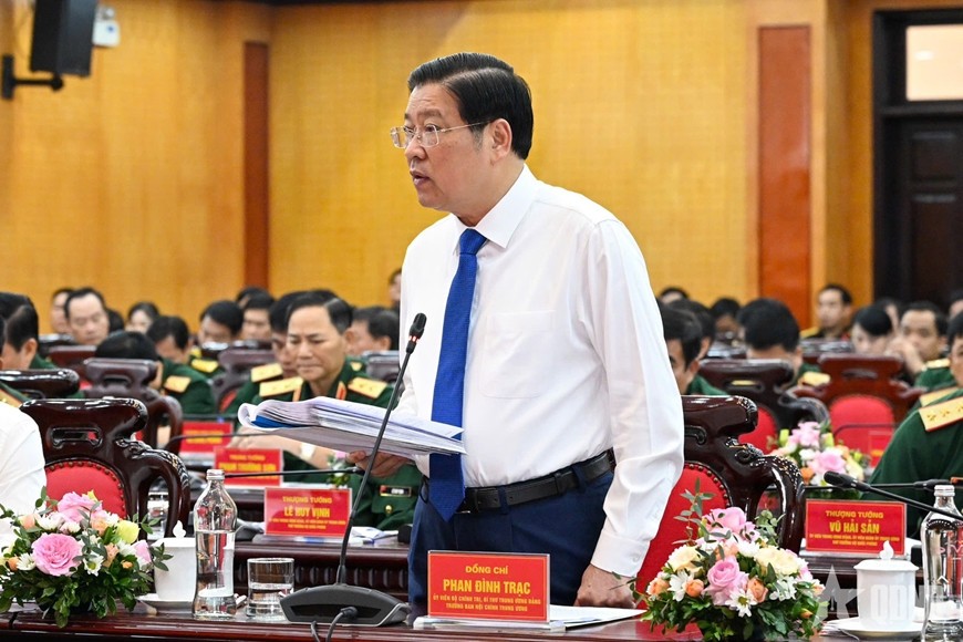  Đồng chí Phan Đình Trạc phát biểu tại buổi làm việc.
