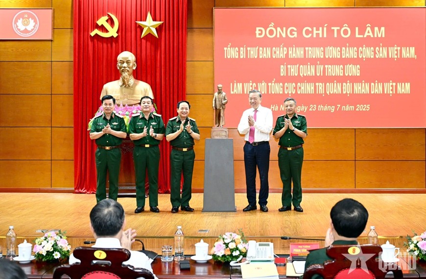  Tại buổi làm việc, Tổng Bí thư Tô Lâm, Bí thư Quân ủy Trung ương trao món quà ý nghĩa tặng Tổng cục Chính trị QĐND Việt Nam.