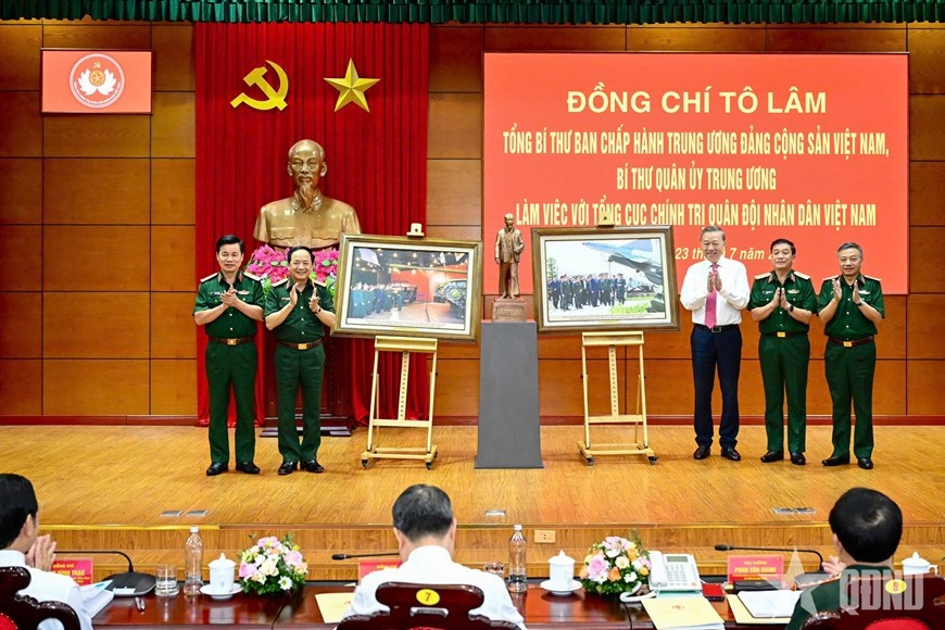  Lãnh đạo Tổng cục Chính trị QĐND Việt Nam tặng Tổng Bí thư Tô Lâm món quà lưu niệm ý nghĩa tại buổi làm việc.