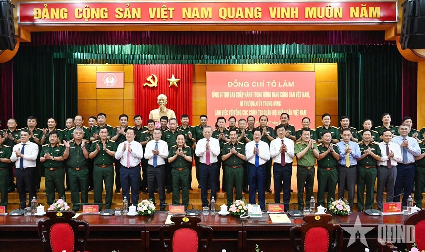  Tổng Bí thư Tô Lâm, Bí thư Quân ủy Trung ương cùng các đồng chí lãnh đạo Đảng, Nhà nước, Bộ Quốc phòng, Tổng cục Chính trị và các đại biểu dự buổi làm việc.