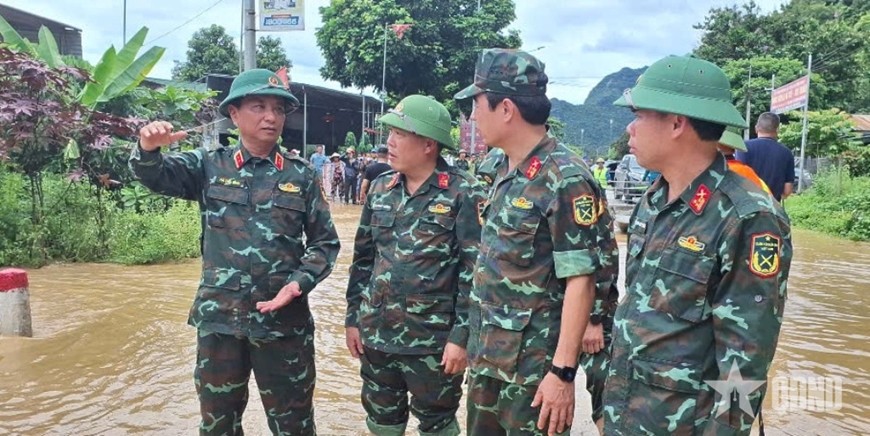 Trung tướng Hà Thọ Bình, Tư lệnh Quân khu 4 trực tiếp kiểm tra, chỉ đạo các đơn vị LLVT giúp dân ứng phó mưa lũ tại xã Con Cuông (Nghệ An).