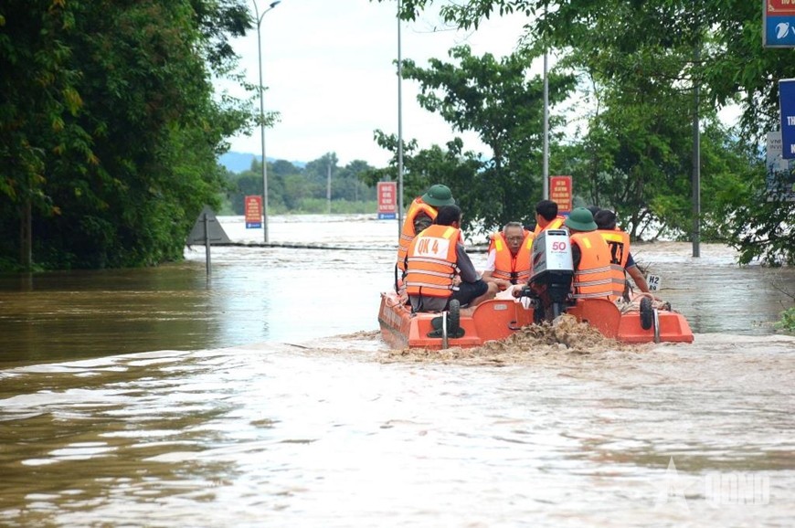 Hơn 3.000 cán bộ, chiến sĩ cùng nhiều phương tiện được huy động để giúp dân ứng phó mưa lũ.