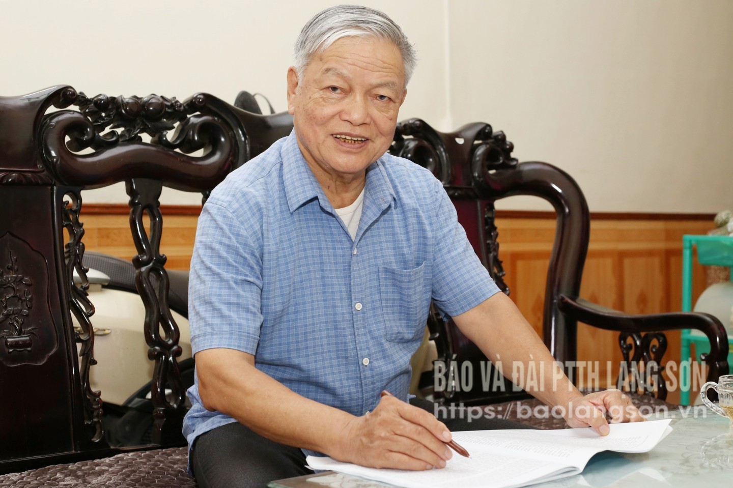 Ông Nông Ngọc Tăng nghiên cứu dự thảo báo cáo chính trị trình Đại hội đại biểu Đảng bộ tỉnh lần thứ XVIII