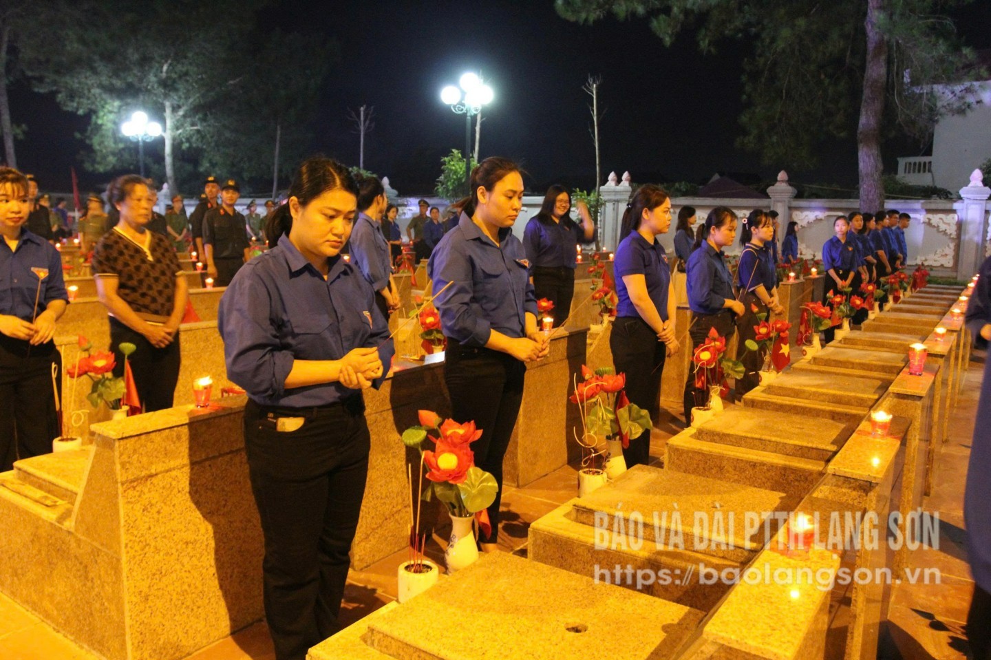 Thanh niên Lạng Sơn thắp nến tri ân các anh hùng liệt sĩ tại nghĩa trang liệt sĩ trên địa bàn phường Tam Thanh