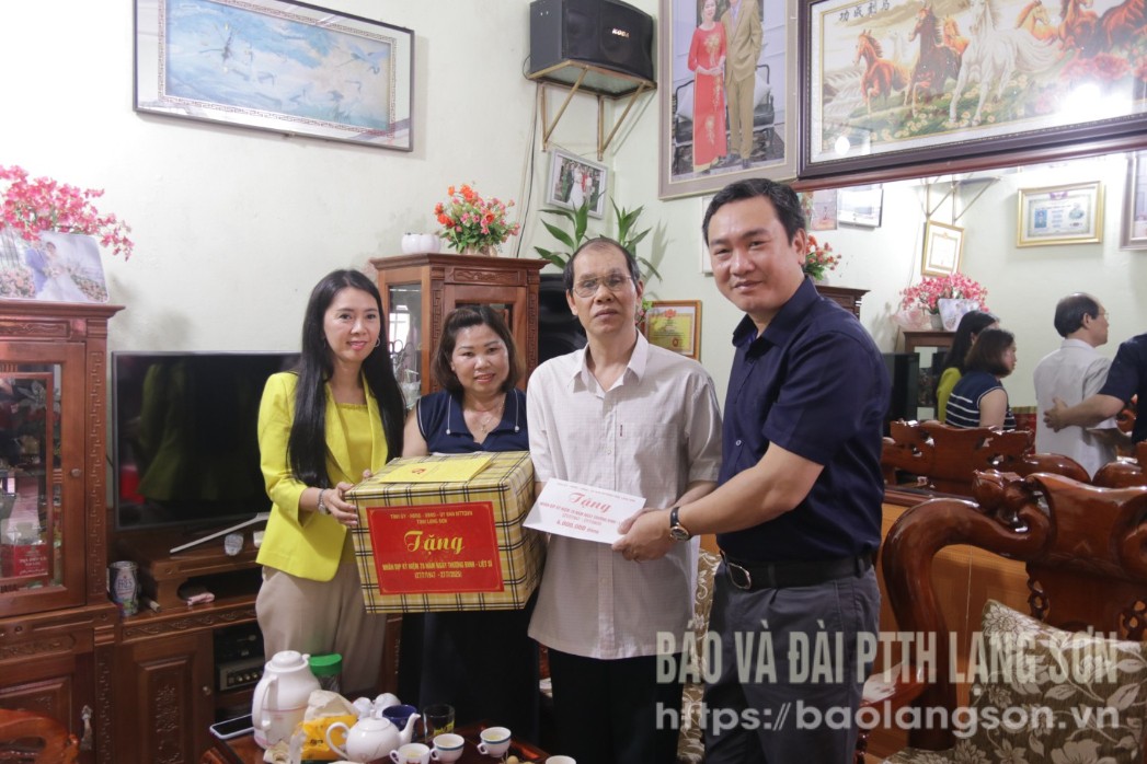 Đoàn công tác tặng quà gia đình ông Hoàng Văn Hải