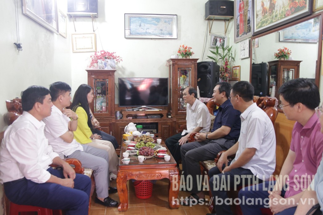 Đoàn công tác thăm hỏi, động viên gia đình ông Hoàng Văn Hải